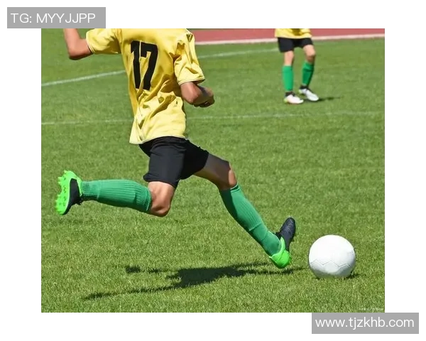 足球明星精彩瞬间射门瞬间定格展现力量与技巧的完美结合 足球明星精彩瞬间射门瞬间定格展现力量与技巧的完美结合